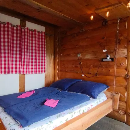 Farma Haengebett Im Stall *